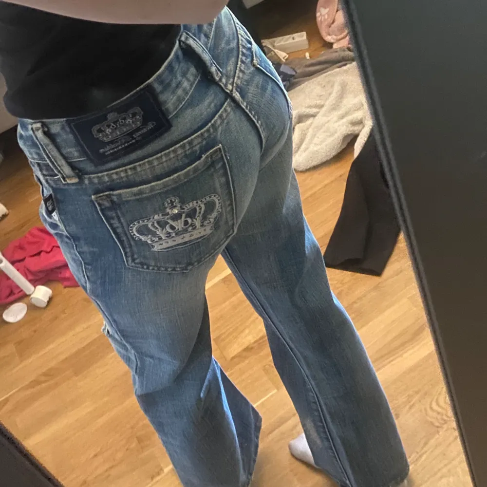 Hej! Jag säljer mina Victoria Beckham jeans för dom tyvärr inte kommer till användning. Dom är storlek 29 men passar mig som har normalt i storlek 34. Dom är använda ett fåtal gånger. Men hoppas dom kommer till bättre användning🩷. Jeans & Byxor.