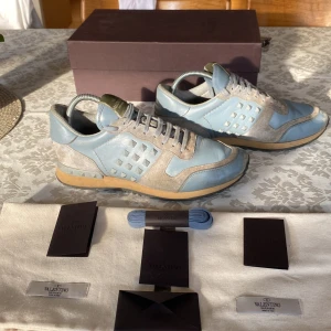 Rock runners  - Ett par as feta rock runners som är lite slitna men den är fortfarande bra skick därav priset. jag skulle säga 7/10 inga defekter och allt og fins storlek är 41 men passar mig som har 42