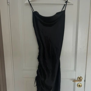 Satinklänning  - Draperad Satinklänning från Shein i strl xs. Använd en gång så den är så gott som ny.