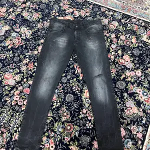 Säljer mina gamla jeans , svart , slim fit skick 10-10
