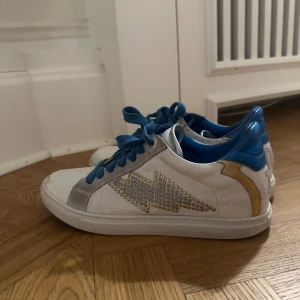 Zadig et Voltaire sneakers - Zadig et voltaire ”1747 Flash studs sneakers” super snygga i stolek 40. Använda men bra skick. Köpte för 3300.🥰 Ifall ni vill ha fler bilder eller har frågor så är det bara att fråga!