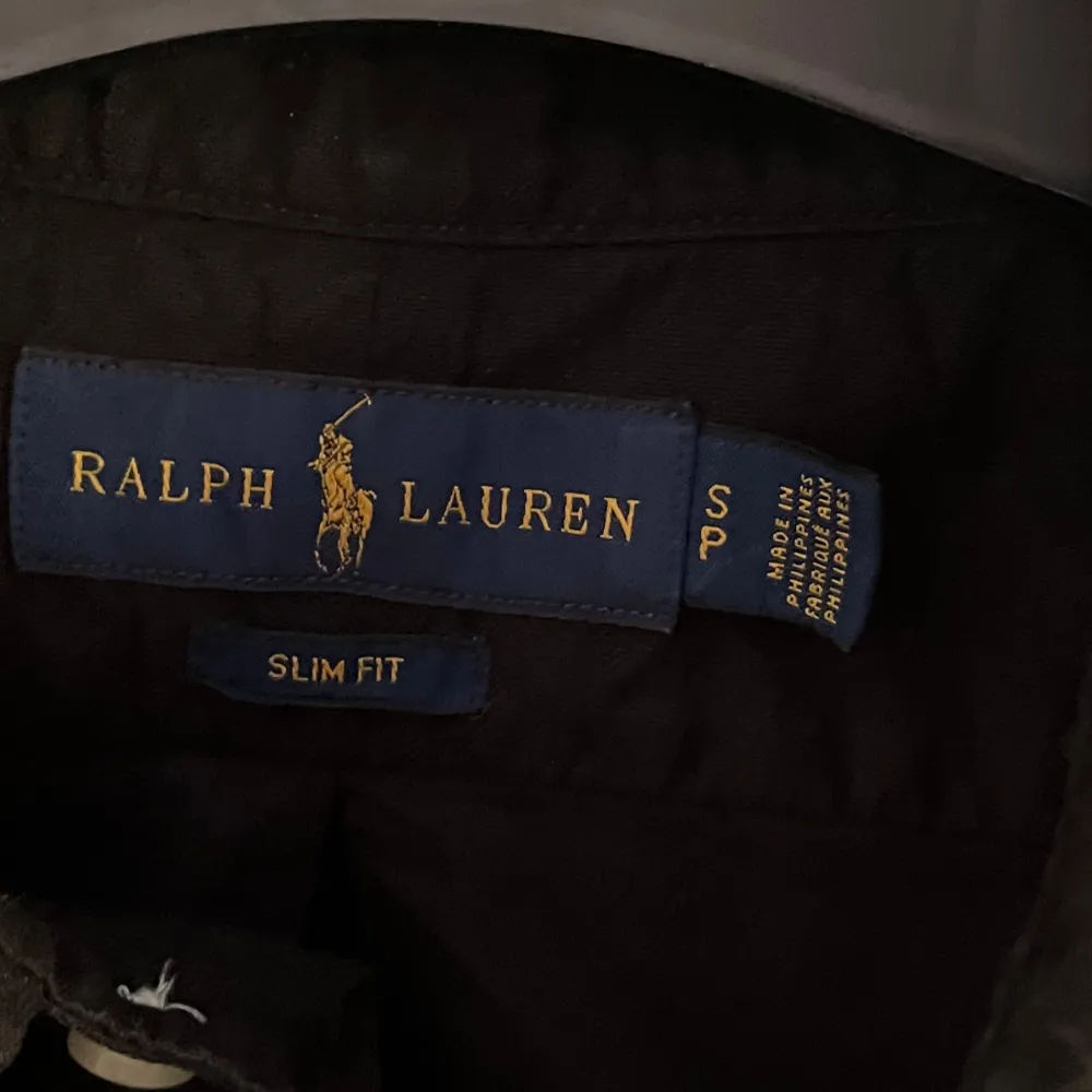 hej, säljer denna ralph lauren skjorta i mycket fint skick. (solen som lyser på den på bilden den är inte missfärgad)(använd 3 gånger) storlek small och slim fit hör av er vid mer frågor mm nypris 1300kr. Skjortor.