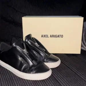 Supersnygga arigato skor som är använda men i bra skick! Köpte för 2000kr. Det finns slitage på sulan (se bild 3) därav priset, men inget som märks av. Boxen medföljer!❣️ Nypris