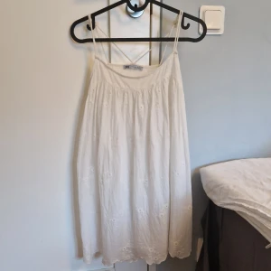 Vit klänning - En kort vit sommarklänning som bara är använd en gång. Har också inbyggda shorts under klänningen.