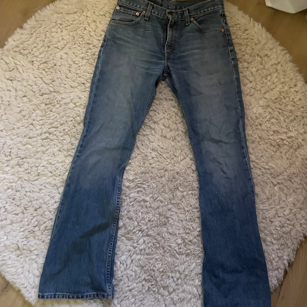 Jättefina jeans från Levis i bra skick, bara att skriva för fler frågor!🤍. Jeans & Byxor.