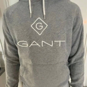 Ljusgrå GANT hoodie - Använd fåtal gånger, mycket bra skick, storlek S