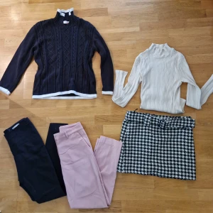 Klädpaket - "Classy" klädpaket. En stickad tröja, en ribbad beige, två par byxor varav de rosa är kostymbyxor och de svarta är kostymliknande med söm framtill (kan skicka bild). Kjol med skärp. 