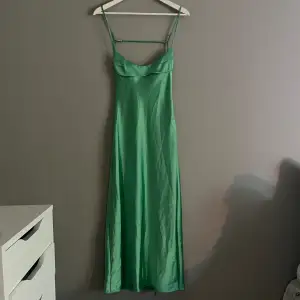 Säljer denna fina gröna klänning från zara som är slutsåld, med en djup rygg och en slita baktill. Endast andvänd 1 gång då den inte kommit till andvändning någon till gång!