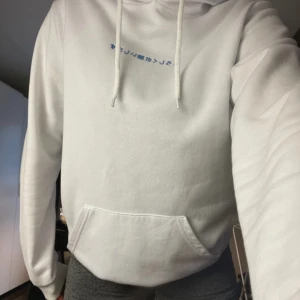 Vit hoodie med tryck - Säljer en ( kill ) hoodie i str S/M den är använd men i ett mycket bra skick, pris kan diskuteras! (Bak kameran är trasig därav skeva bilder)