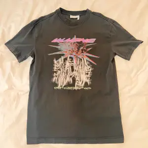 Svart T-Shirt från Weekday, storlek XS men sitter ganska stort. Säljs då den inte kommer till användning. Väldigt bra skick! DM för mer frågor! 🔥🛹