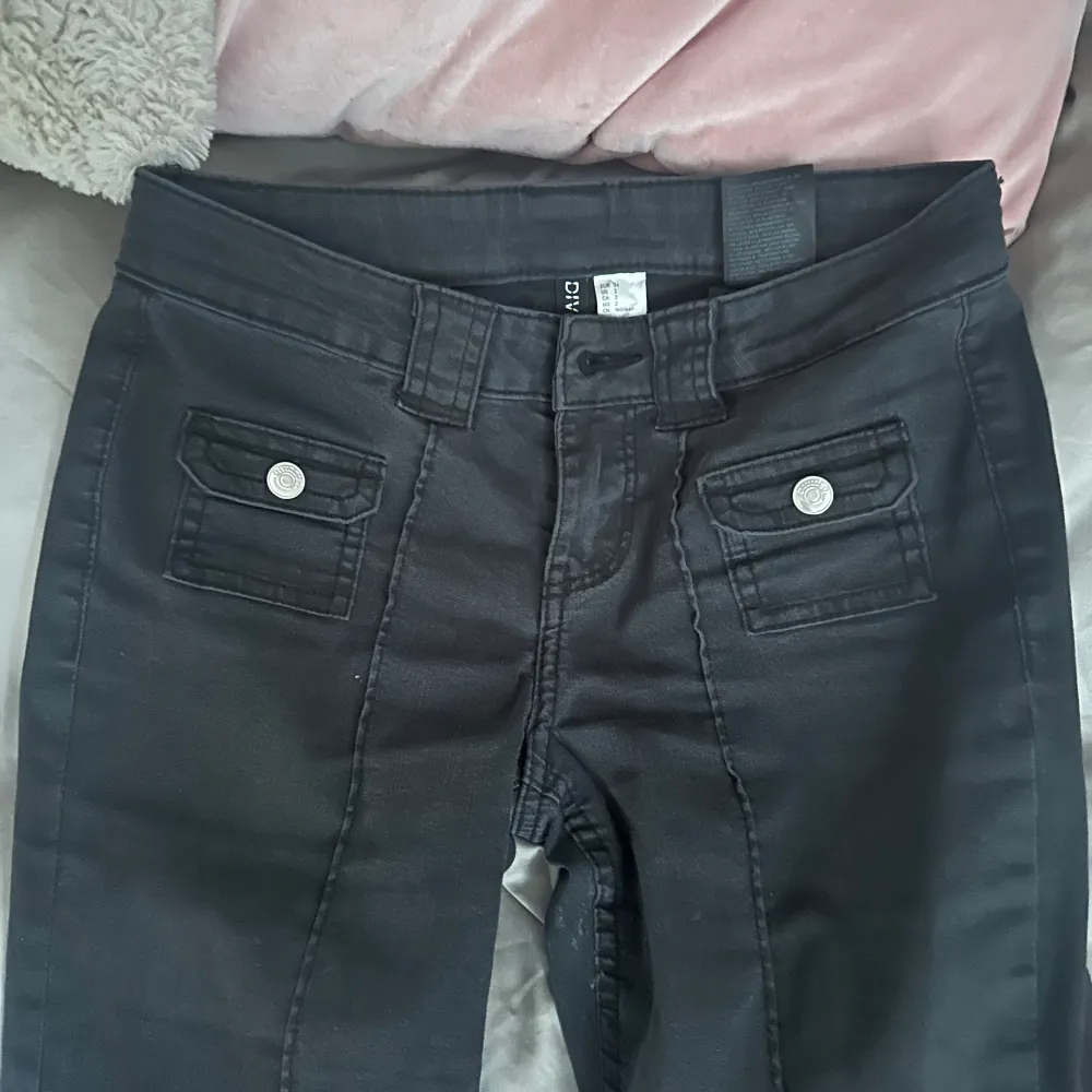 Säljer dessa lågmidjade jeans ifrån H&m då dem inte passar! . Jeans & Byxor.