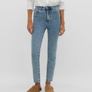 Jeans från Stradivarius💙 - Jag säljer ett par oanvända jeans från Stradivarius, inköpta i storlek 38 med en elegant slim fit-passform. Tyvärr passade de inte mig, men de är i nyskick och redo att bli en stilfull del av din garderob. Se bilden för en närmare titt på designen.