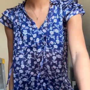 Blus med volanger - Blus med volanger. Aldrig använd. Jätte fint mönster, perfekt till sommaren. 