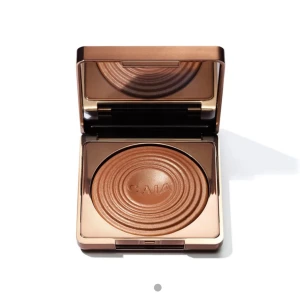 Bronzer goldcoast Caia - Säljer endast testad bronzer färgen Gold coast. Passade själv inte i glowig bronzer.