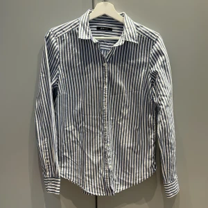 Randig skjorta från Gina tricot - Randig skjorta 100% ekologisk bomull. Blå/vit   Nyskick. 