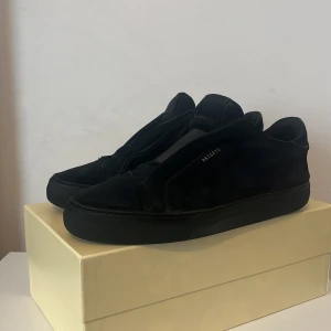 Svarta Arigato Laceless - Använt i 1 år, väldigt bra skick, lite märken, säljer pga att de inte passar längre.