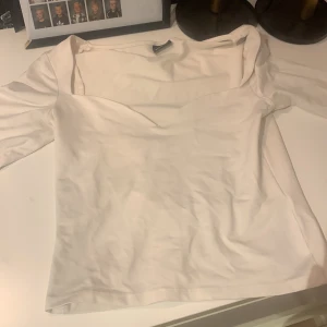 långärmad tröja - Säljer min tröja som inte längre kommer till användning då den blivit lite för liten. den är i bra skick utan några skador eller fläckar. ord pris 329kr