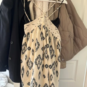 Klänning Zara - Super fin klänning från zara, knappt använd så är som ny💓💓storlek xs men passar bra på mig som är S💗