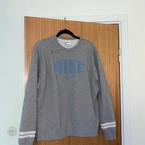 Nike Sweatshirt - Grå Nike sweatshirt i skönt ordentligt material. Passformen är lite boxy / oversize. Storlek L. Ord pris 749kr!