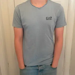Säljer min babyblue EA7 tröja pga växt ut ur den. 9/10 skick knappt andvänd!💯 Kan gå ner i pris vid snabb affär!  Personen på bilden använder storlek M.
