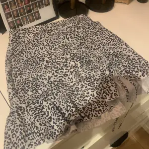 säljer min leopard kjol då den blivit för liten för mig, den har en knytning där fram då man kan göra så den går lite mer uppåt där vid höger lår eller bara göra en vanlig rosett. ord pris 119kr