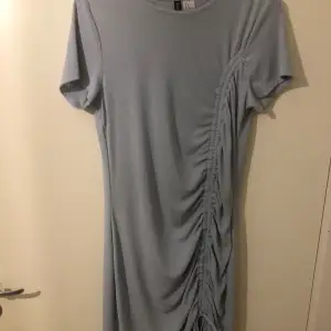 Blå klänning från H&M i storlek M (passar L&XL också 💕) Kontakta vid behov av mer bilder 💗💗