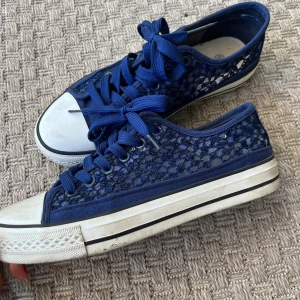 Sneakers  - Så sjukt snygga sneakers med spets detaljer! Liknar see by chloe skor💙 storlek 39 men hade nog passat en 38 också!