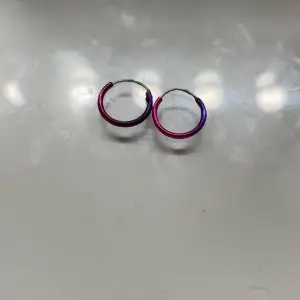 Fina örhängen i en rosa/lila metallic nyans. Lite slitna men syns inte så mycket. Säljer eftersom jag inte använder.