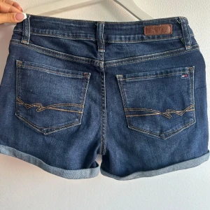 Tommy hilfiger shorts  - Storlek 25 Passar xs-s Sitter väldigt fint på.