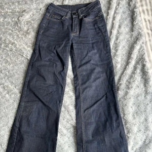 Jeans - Kappahl. Mörkblå flared. Lite långa för mig som är 160cm    Kontakta för mer information/fler bilder. Kan postas men köpare står för frakten, kan mötas upp i malmö