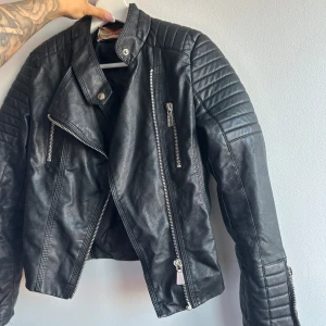 Skinnjacka / chiquelle jackan - Populära skinnjackan storlek 36. Fint skick 