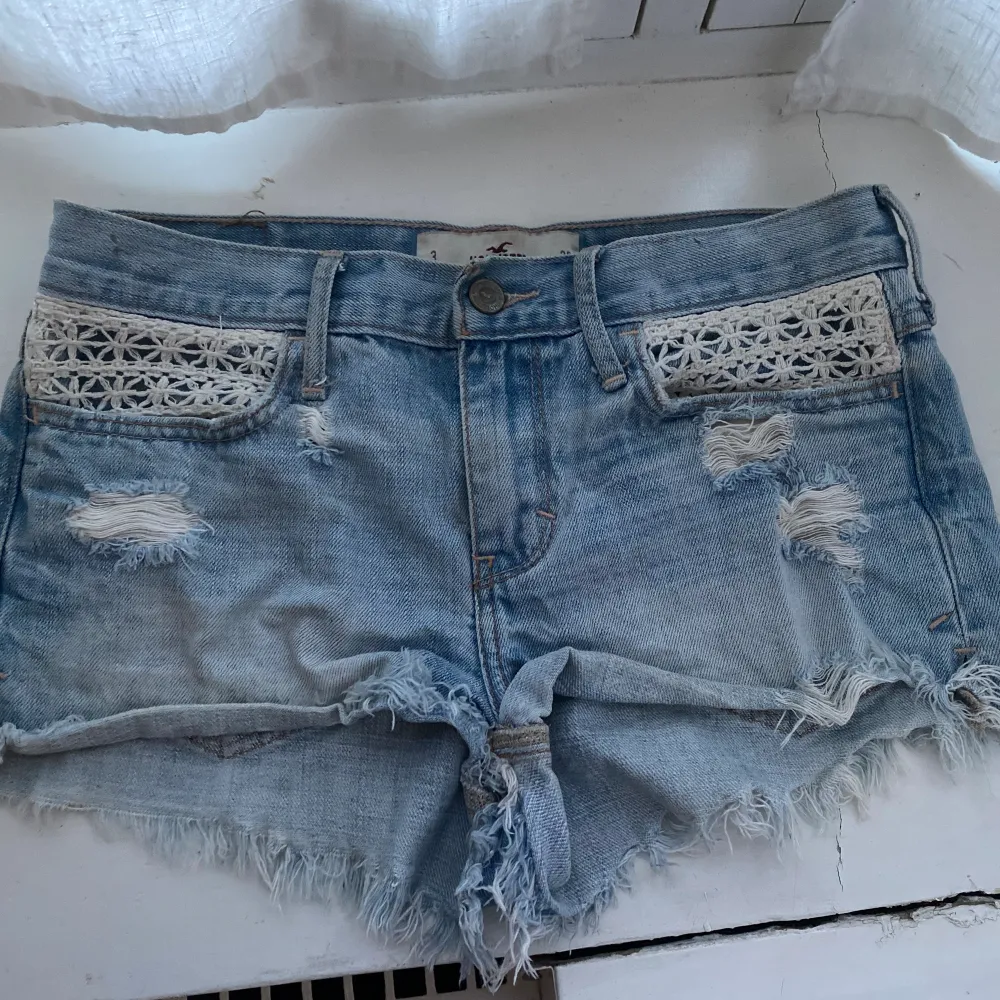 Supersnygga jeansshorts med coola detaljer! . Shorts.