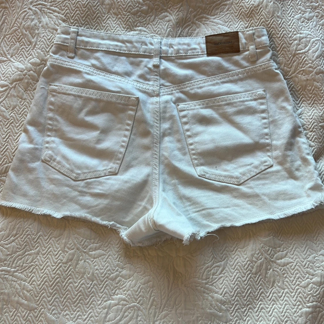  Vita shorts som är rivna  - 90