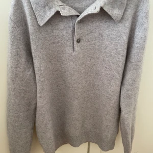 100% cashmere piké  - Säljer nu denna piké ifrån A Days March i 100% cashmere.Tröjan är i storlek L men passar mer som S.Skicket är i 10/10 men inga defekter. Har dock krympt lite i tvätten men det är inget man märker i kvaliten på cashmeren. Skriv vid frågor😊 nypris 2600