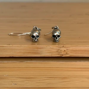 Örhängen - Ett par helt oanvända döskalle- örhängen, köpta i Paris. :) 