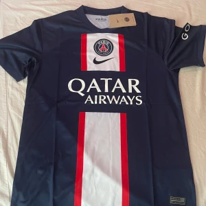 Special edition PSG Tröja  - Helt ny och aldrig använd ! Den är gjord av super fin material!  Priset kan diskuteras lite vid snabb affär! Finns andra tröjor om man är intresserad så kolla bara i min profil 