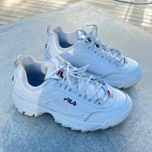 Fila skor  - Vita Fila skor i storlek 39. Använda men fint skick. Pris går att diskuteras vid snabb affär! 