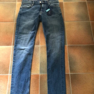 Gant jeans slim - Säljer ett par gant jeans då dom var för små! Jeansen är sprillans nya och lapparna sitter fortfarande kvar, skick 10-10, skriv för frågor🍾☀️