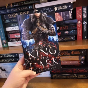 King of the dark  - Bok 1 'the Princes assasin' skriven av Ariana Nash. Nyskick.