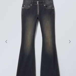 WEEKDAY jeans  - Säljer dessa skitsnygga jeans från WEEKDAY som bara är använda några få gånger💕