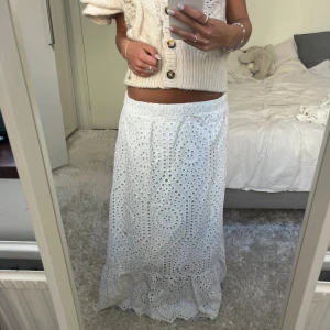 Vit långkjol - Säljer denna vita Långkjol med fint broderat mönster. Har du någon fråga är det bara att höra av dig🫶🏻