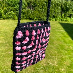 Granny squarebag  - Väskan är stor nog för dina varjedag saker som mobil, plånbok, nycklar, hörlurar och om man organiserar det bra så får till och med en bok plats! 