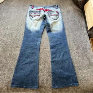 🔻Inga bilder på pga små 🔻Ny skick jeans från Blue Queen. Midjebredd är 35cm och innerbenlängd är 77cm📏Jämför gärna måttet med dina byxor hemma🩷