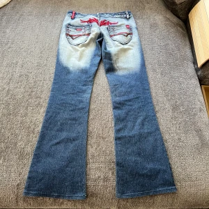 Blue Queen jeans - 🔻Inga bilder på pga små 🔻Ny skick jeans från Blue Queen. Midjebredd är 35cm och innerbenlängd är 77cm📏Jämför gärna måttet med dina byxor hemma🩷