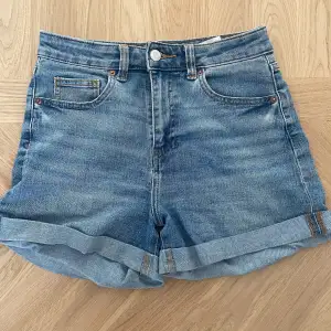 Basic, snygga jeans shorts som tyvärr blivit för små. Inga synliga fläckar eller skador. Bra skick
