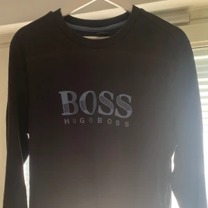 Hugo boss tröja - Säljer nu min gamla Hugo boss tröja i riktigt bra skick. Skriv för mer bilder Fraktas eller mötas sthlm 