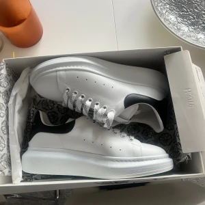 alexander mcqueen - Endast använda en gång som nya Kvitto finns