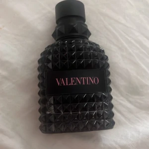Valentino   - Ungefär 50% kvar, fin vår/sommar doft, säljer då jag behöver pengarna och har andra sommar/vår parfymer