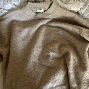 Stickad tröja - Skön o stor stickad tröja! Använt nåra gånger men ändå lika bra. Lite nopprig bara men annars funkar den. Köpt för 199kr.
