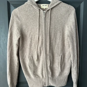 Soft goat tröja  - Denna tröja är från soft goat och är i storlek S. Den är i väldigt väldigt fint skick. Nypris 3600kr Säljes för 1000kr